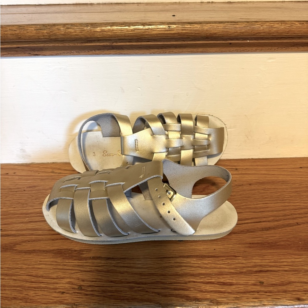 Girls sandals great condition